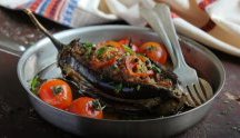 Болгарская кухня впечатляет овощными и мясными блюдами, сырами и винами из местных погребов!